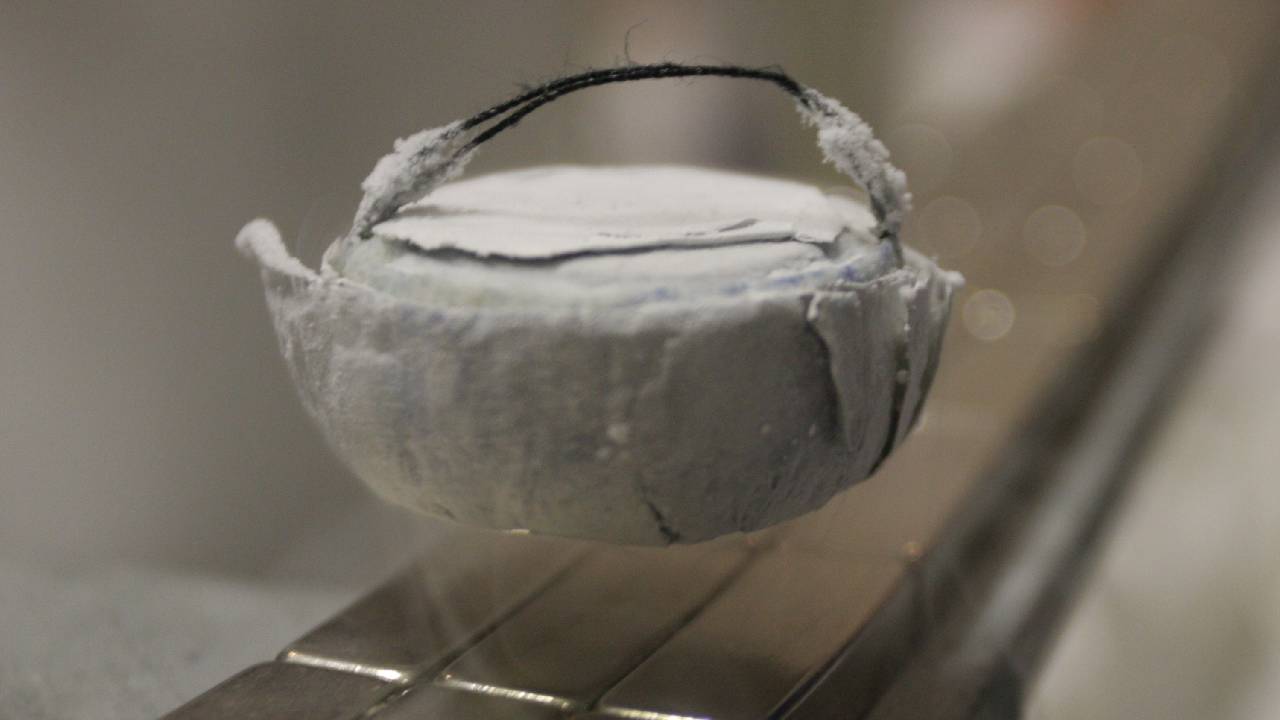 Vedci vytvorili prvý supervodivý materiál v praktických podmienkach
