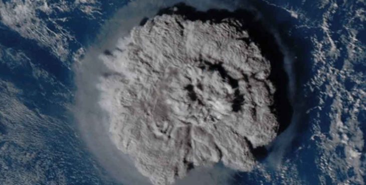 Sopečná erupcia storočia, erupcia sopky Tonga, začala inak, než sme si doteraz mysleli