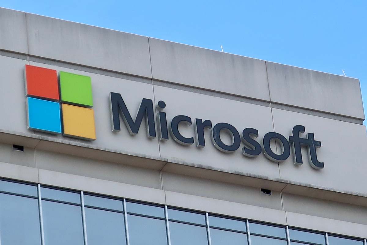 Microsoft titulka_logo na budove