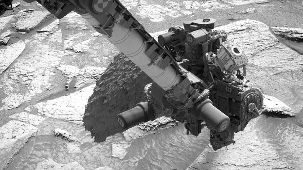 NASA zverejnila ďalšie zábery skaly Atacama, v ktorej sa zasekol vrták roveru Curiosity