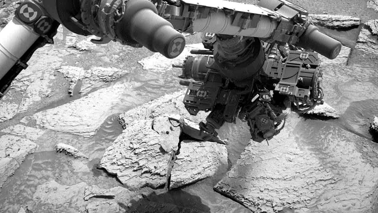 NASA zverejnila ďalšie zábery skaly Atacama, v ktorej sa zasekol vrták roveru Curiosity