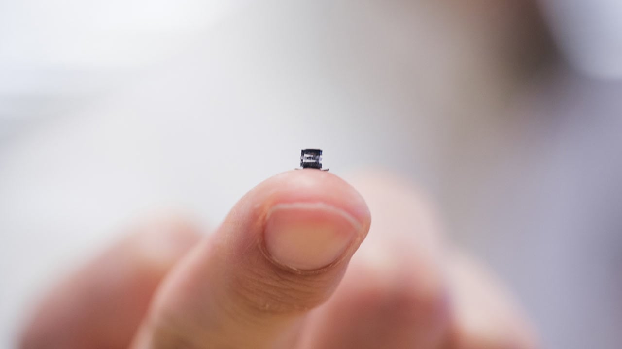 VIDEO: Vedci vytvorili miniatúrneho robota, ktorý môže operovať priamo v tele. Meria len pár milimetrov a...