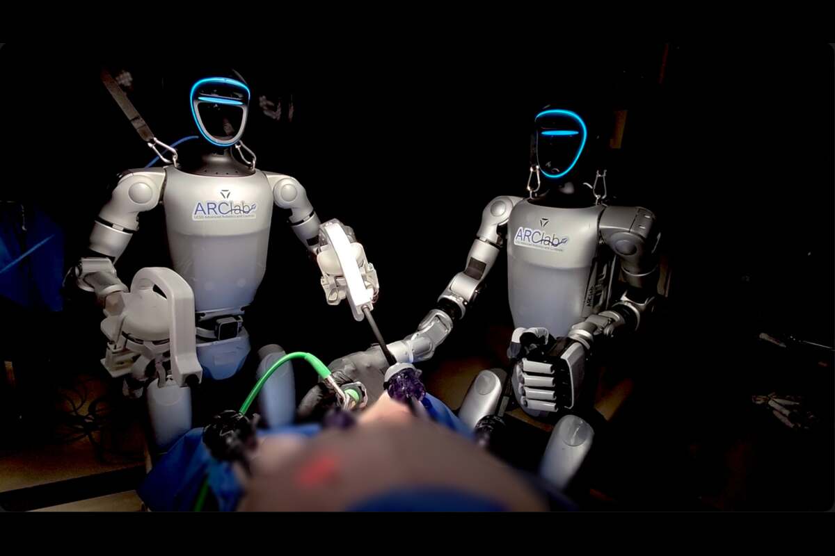 Historické prvenstvo v chirurgii: Humanoidné roboty prvýkrát pomáhali pri operácii žlčníka. Chirurg ich riadil...