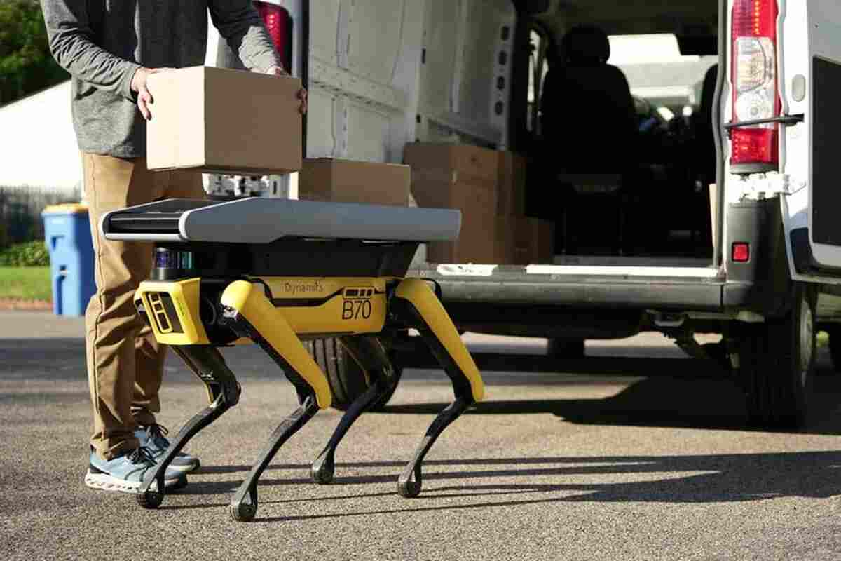 VIDEO: Balík k dverám by ti mohol doniesť robot Spot od Boston Dynamics. Firma ho posiela do ulíc na prvé testy