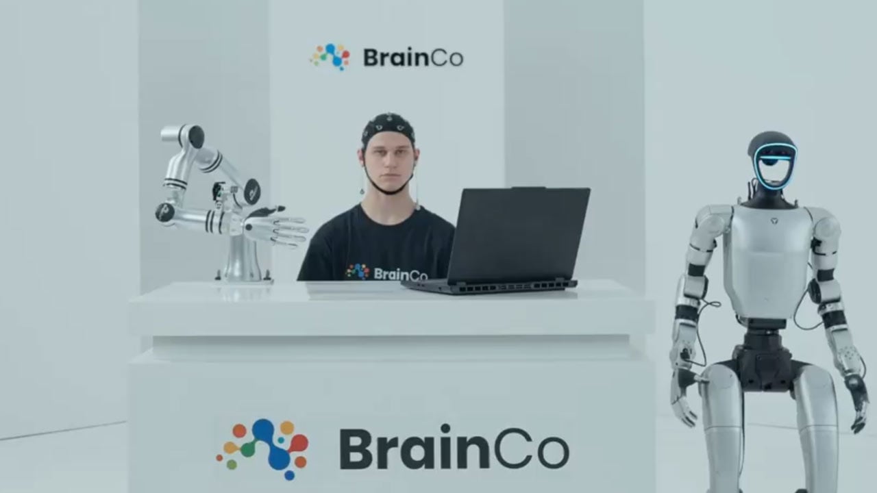 Číňania ukázali technológiu, ktorá ovláda roboty myšlienkami. Nepotrebuje čip ani operáciu mozgu