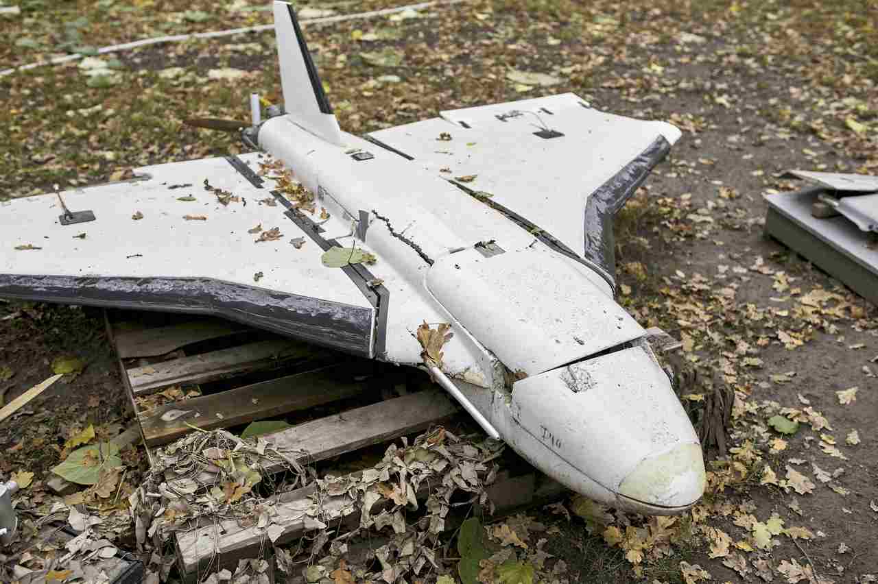 Rusi majú problém, ktorý nechcú priznať. Zbierajú vraky ukrajinských dronov, opravujú ich a posielajú späť na...