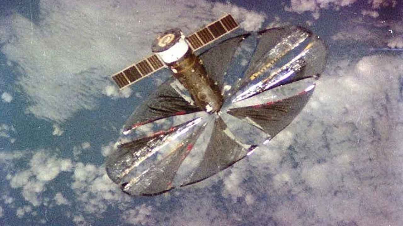 V 90. rokoch Rusko vytvorilo „druhý deň“ pomocou obrovského kozmického zrkadla Znamja: Teraz sa tento sci-fi nápad vracia