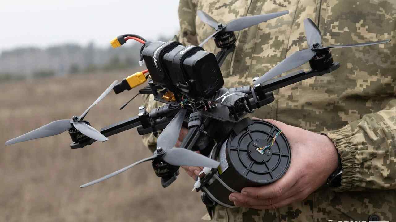VIDEO: Ruské FPV drony dostali „uši“. Schované za bránami či v ruinách čakajú, kým okolo prejde ukrajinské vozidlo
