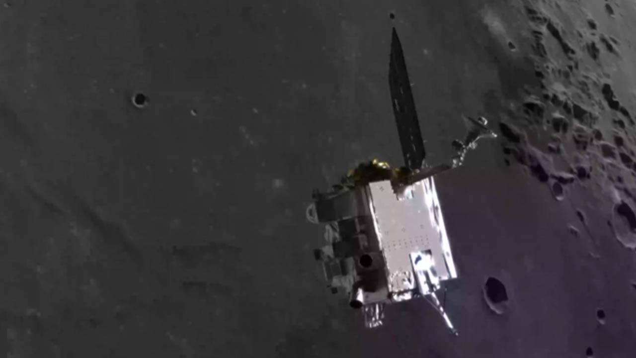 NASA priniesla zábery nového krátera, ktorý vytvoril stupeň rakety Falcon 9