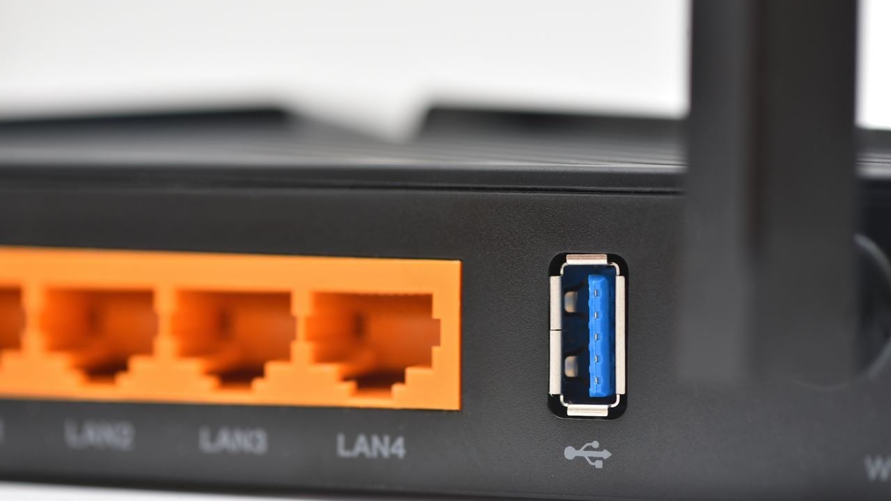 Máš na routeri USB port a nikdy si ho nepoužil? Toto všetko cez neho môžeš pripojiť