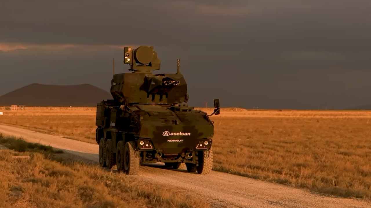 Turci ukázali zbraň proti lacným dronom. KORKUT 35 ich ničí kanónom a strieľa aj počas jazdy