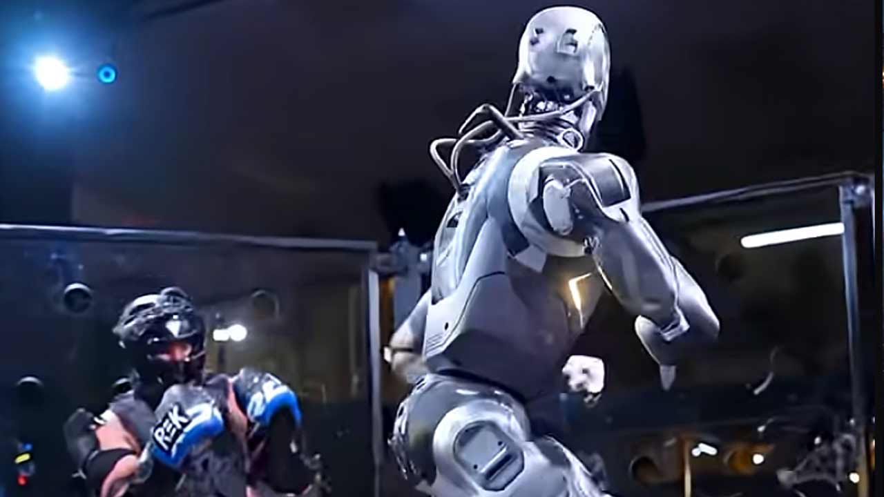 VIDEO: Pozri si video z prvého MMA súboja človeka s humanoidným robotom. Jeden kop ho poslal cez ring