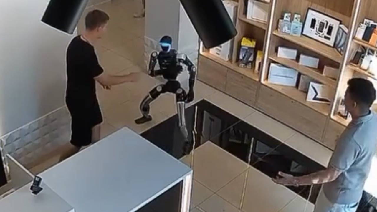 VIDEO: Robot v ruskom obchode predviedol „karate mód“. Po sotení začal rozdávať kopance