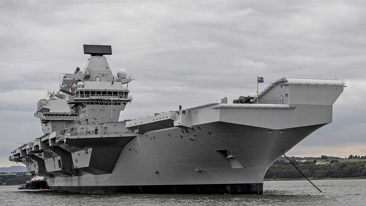 Británia vracia do pohotovosti 65-tisíc tonovú lietadlovú loď. HMS Queen Elizabeth má viesť námorné sily NATO