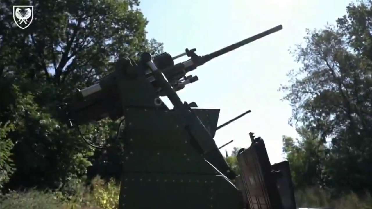 VIDEO: Ukrajinci dali svojho lovca Šáhidov priamo na vojenské auto. Sky Sentinel využíva AI a 12,7 mm guľomet