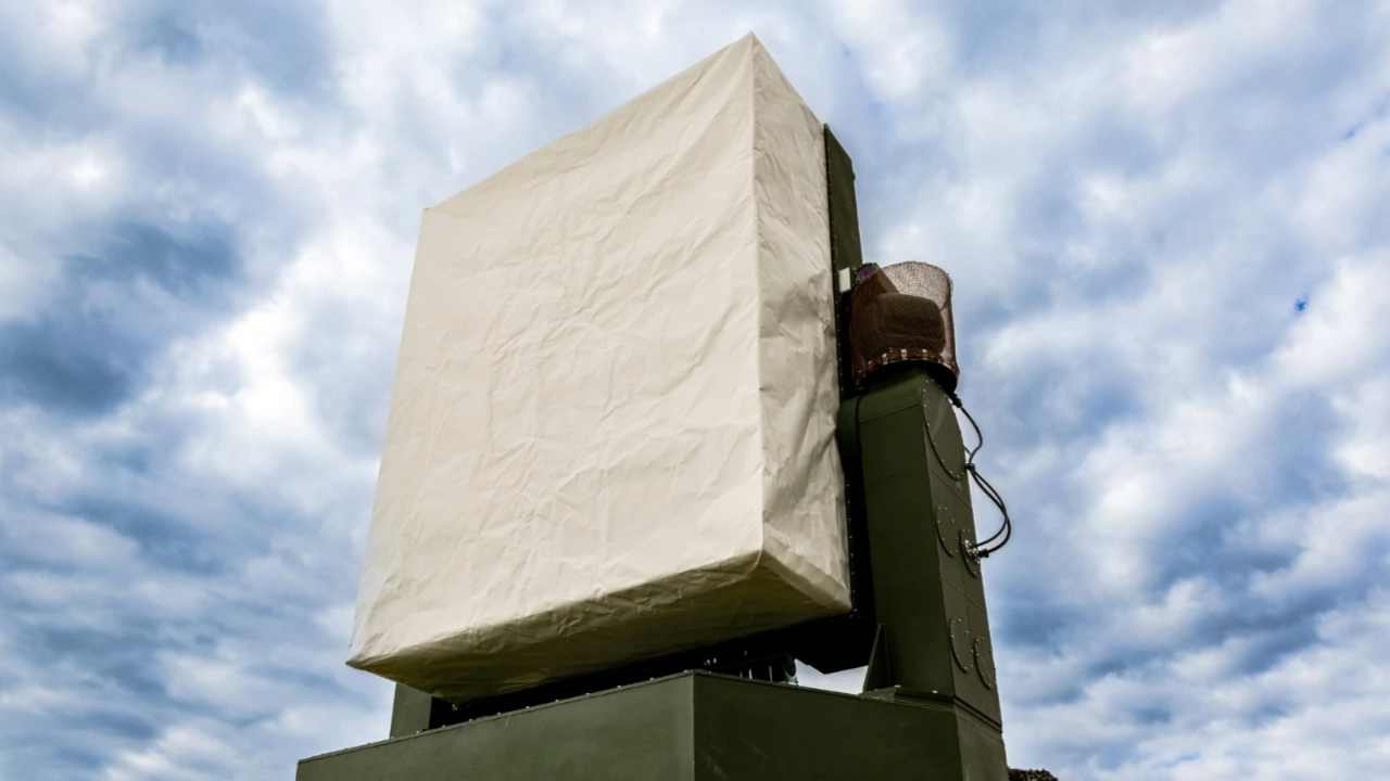 BAE Systems predstavil na výstave AUSA 2026 dva obranné systémy proti dronom. MDACS využíva projektily, HPM vysiela výkonné mikrovlny.
