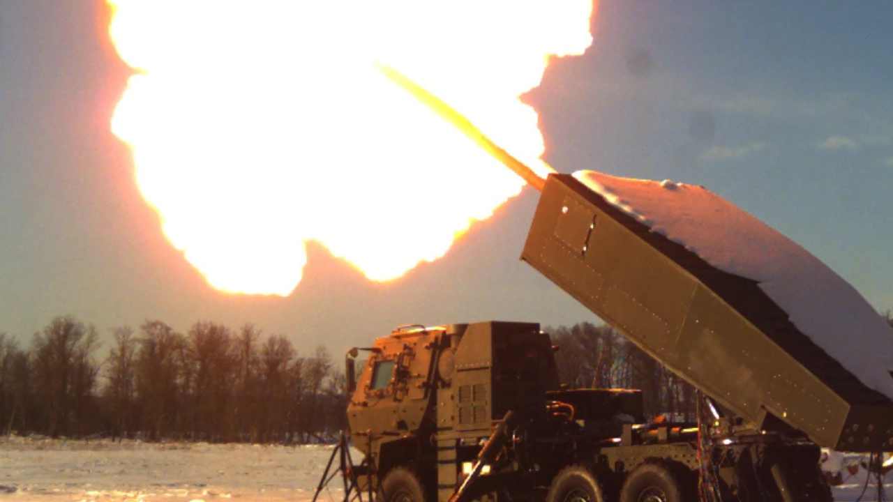 BAE Systems predstavil na výstave AUSA 2026 dva obranné systémy proti dronom. MDACS využíva projektily, HPM vysiela výkonné mikrovlny.