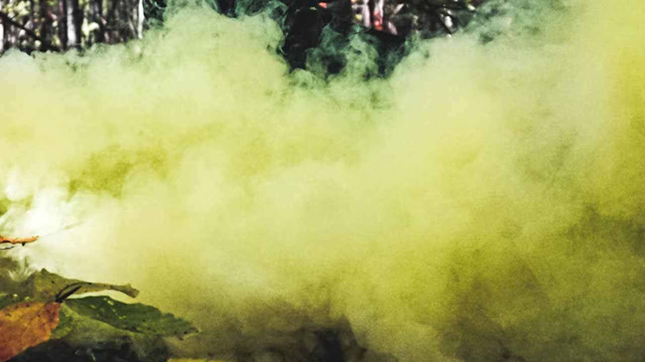 Dymová clona vytvorená počas vojenského cvičenia