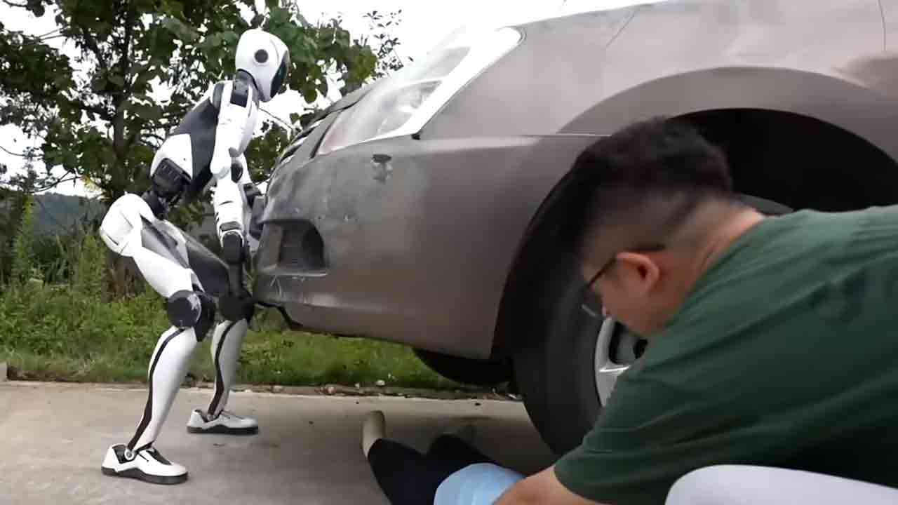VIDEO: Pozri, ako tajomný robot H2-X od Unitree dvíha auto a zachraňuje ľudí. Firma o ňom zatiaľ prezradila...